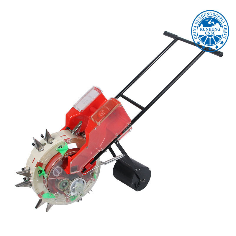 تزرع المزارع وتخصيب خضروات الذرة والأرز باستخدام البذور اليدوي