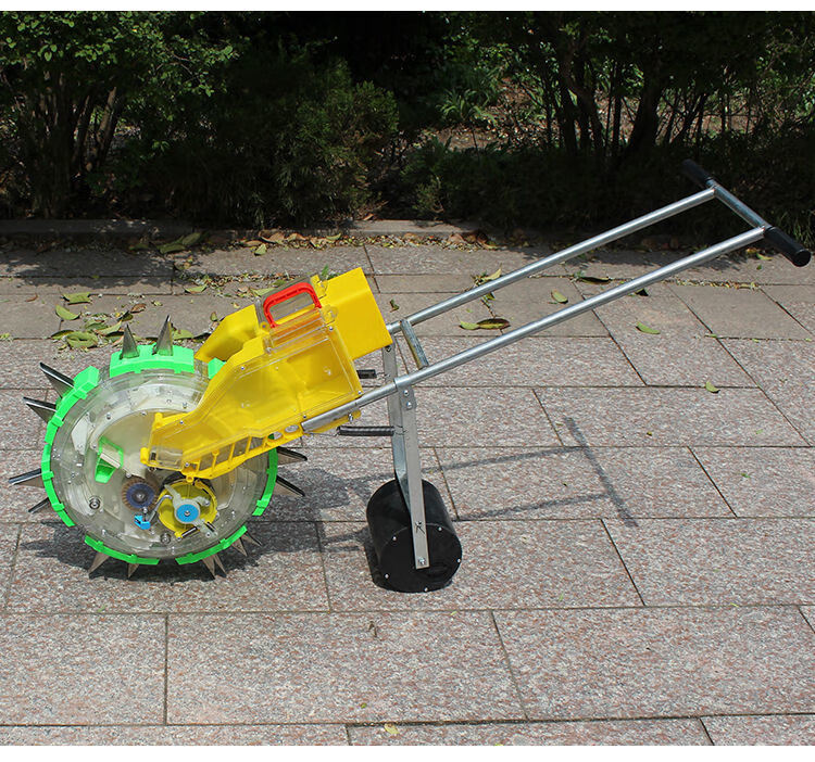 تزرع المزارع وتخصيب خضروات الذرة والأرز باستخدام البذور اليدوي