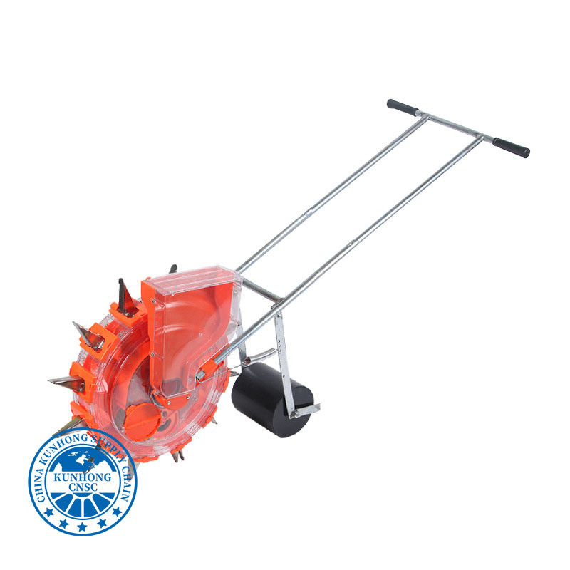 تستخدم المزرعة ذرة شبه آلية ، فول سوداني وفول الصويا