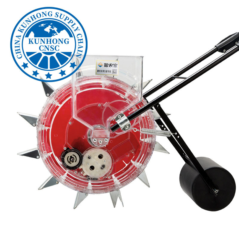 يستخدم جرار المزرعة زارع عالمي وبذور عاهرة