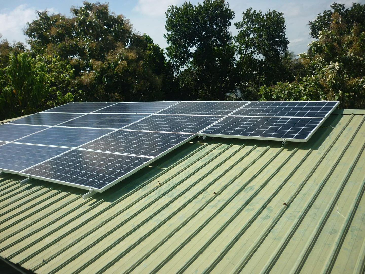 الأسرة 20W-450W أحادي البلورة لجنة الطاقة الشمسية توليد الطاقة الكهروضوئية لوحة شحن لوحة شحن 18V