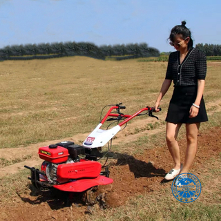 يتم استخدام Rototillers لفتح الخنادق في الحقول